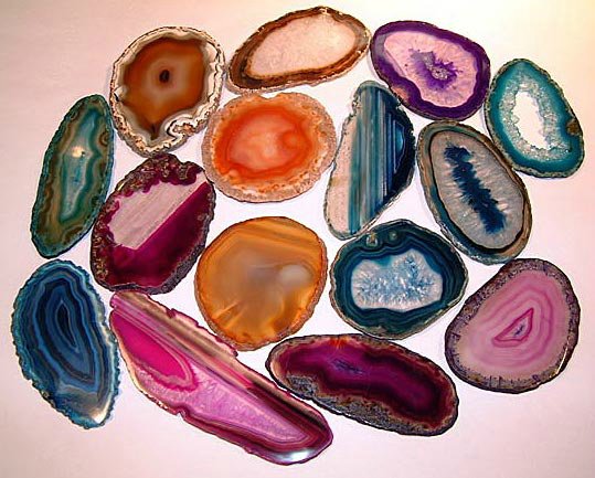 Distinguishing agate from other semi-precious minerals is quite simple